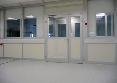 Integrated high-performance clean room doors