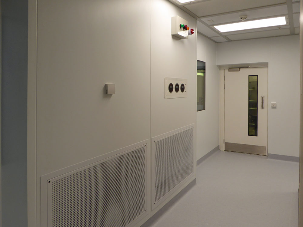 ISO 5 cleanroom with return air vents