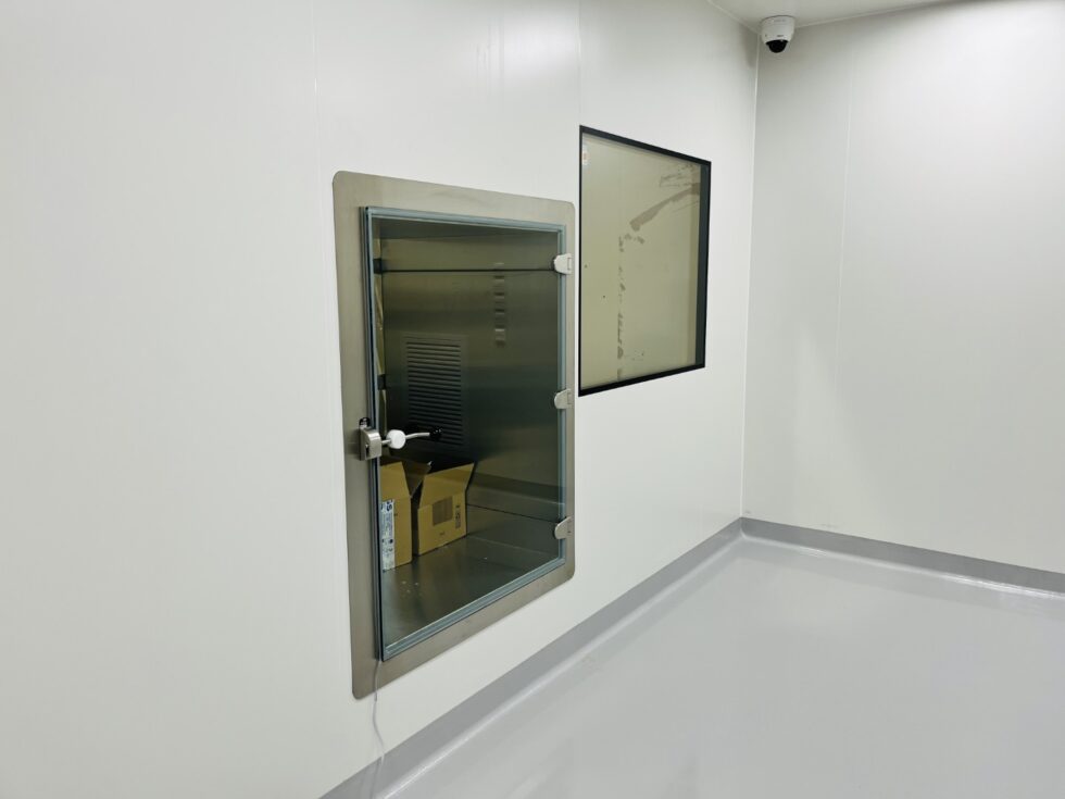 Cleanroom transfer hatch
