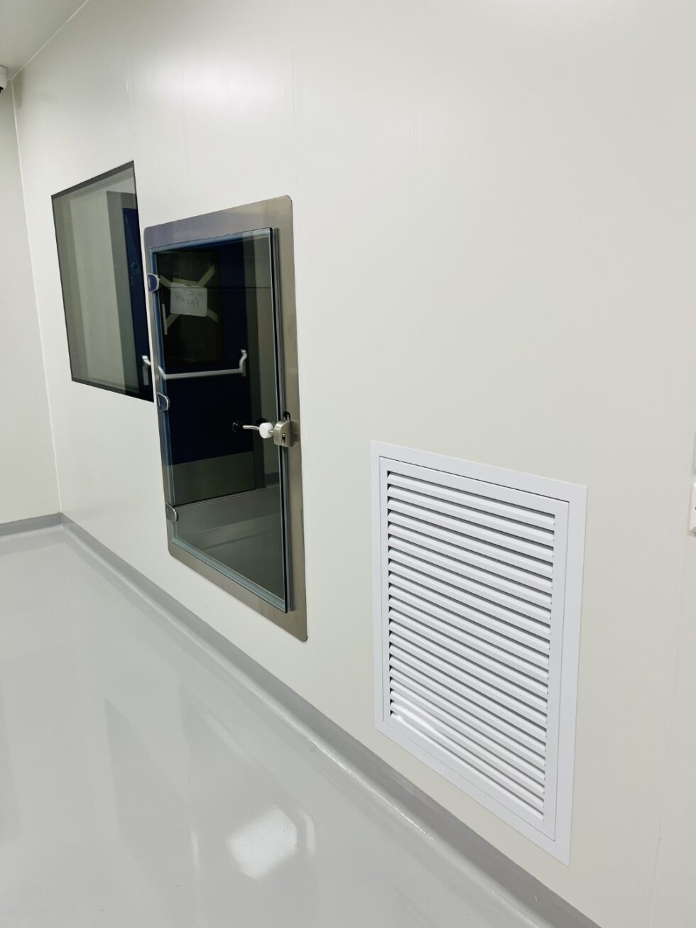 Return air grille and transfer hatch