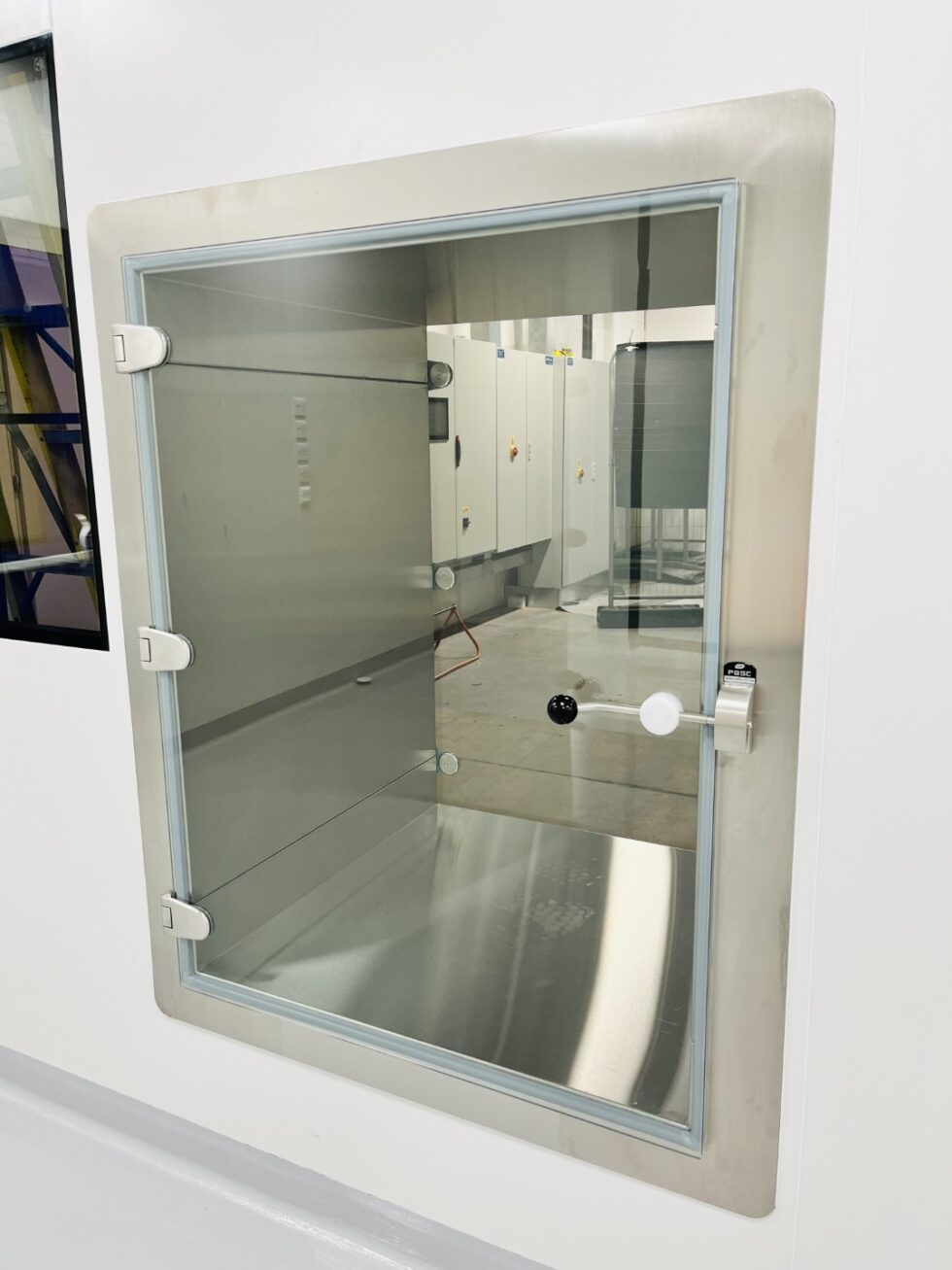 Cleanroom transfer hatch
