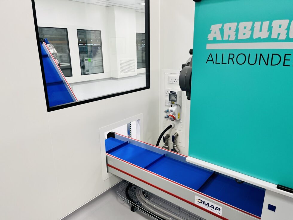 Injection molding cleanroom conveyor system