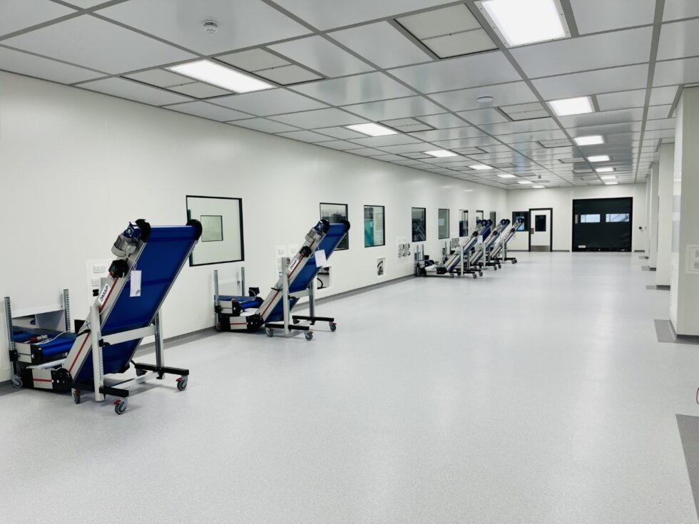 Separate cleanroom for processing injection molded parts