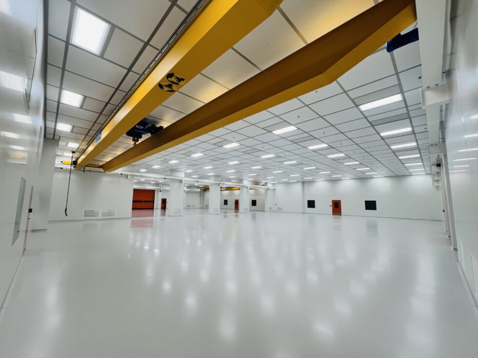 Injection molding cleanroom built in large warehouse