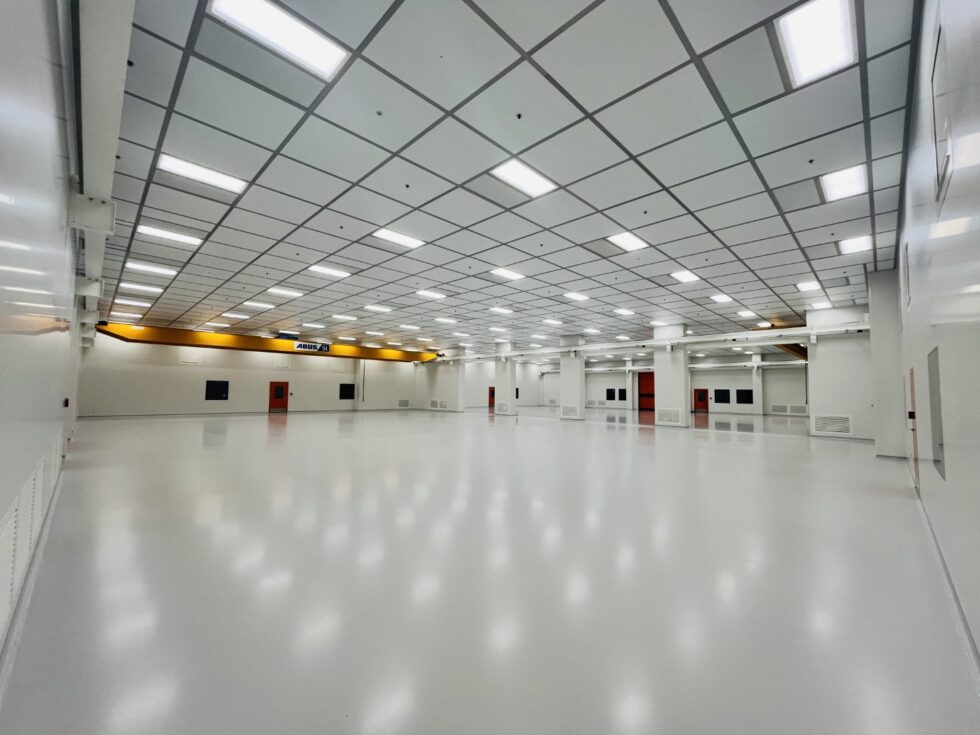 Injection molding cleanroom with gantry crane