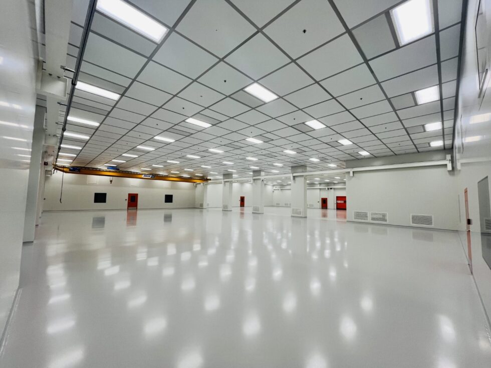 Injection molding cleanroom with integrated gantry crane